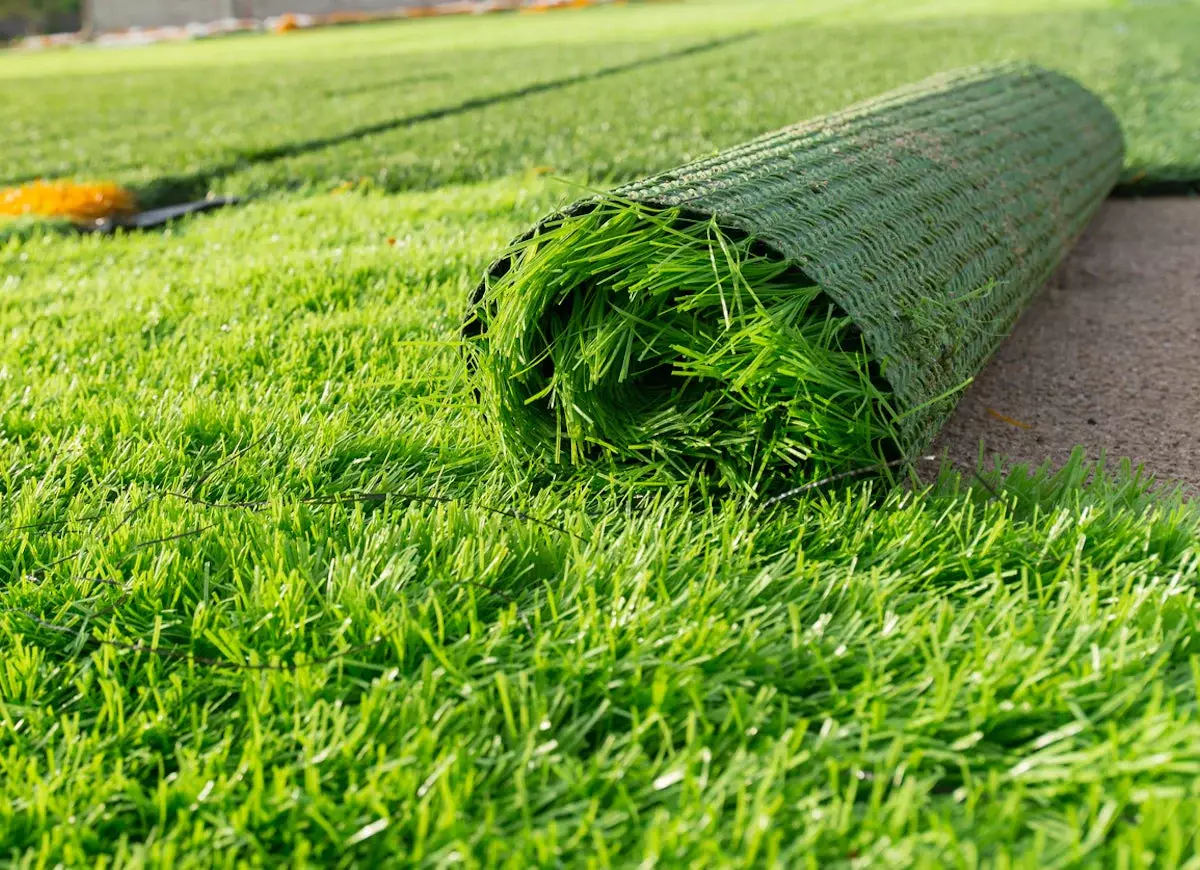 Comparison of artificial turf blade types showing polypropylene, polyethylene and nylon fibers for high-performance synthetic grass applications Comparison of artificial turf blade types showing polypropylene, polyethylene and nylon fibers for high-performance synthetic grass applications