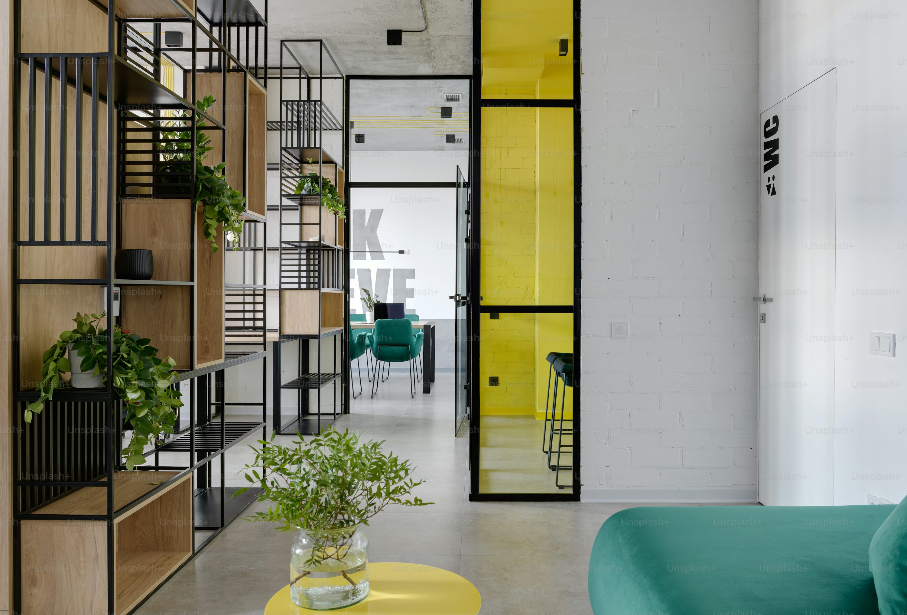 Modern home interior design with decorative shelves – Homizon interior styling services