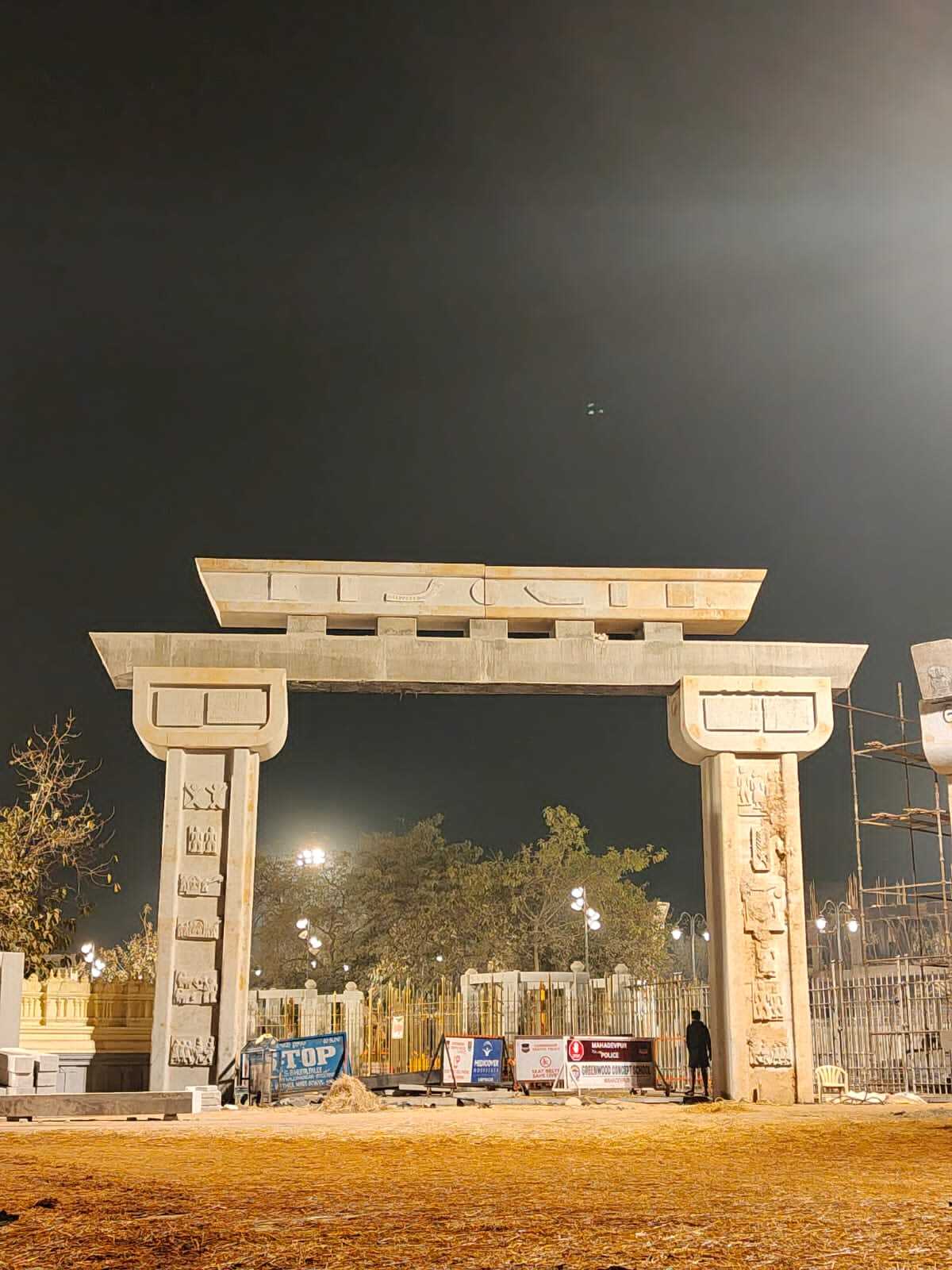 Large Monolithic columns gate
