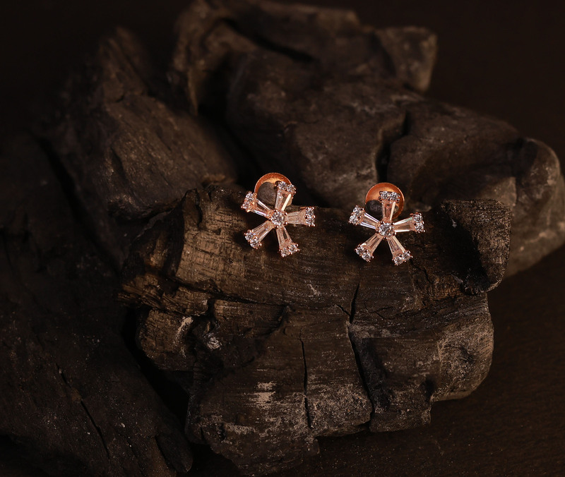Silver zarina stud with rosegold finish