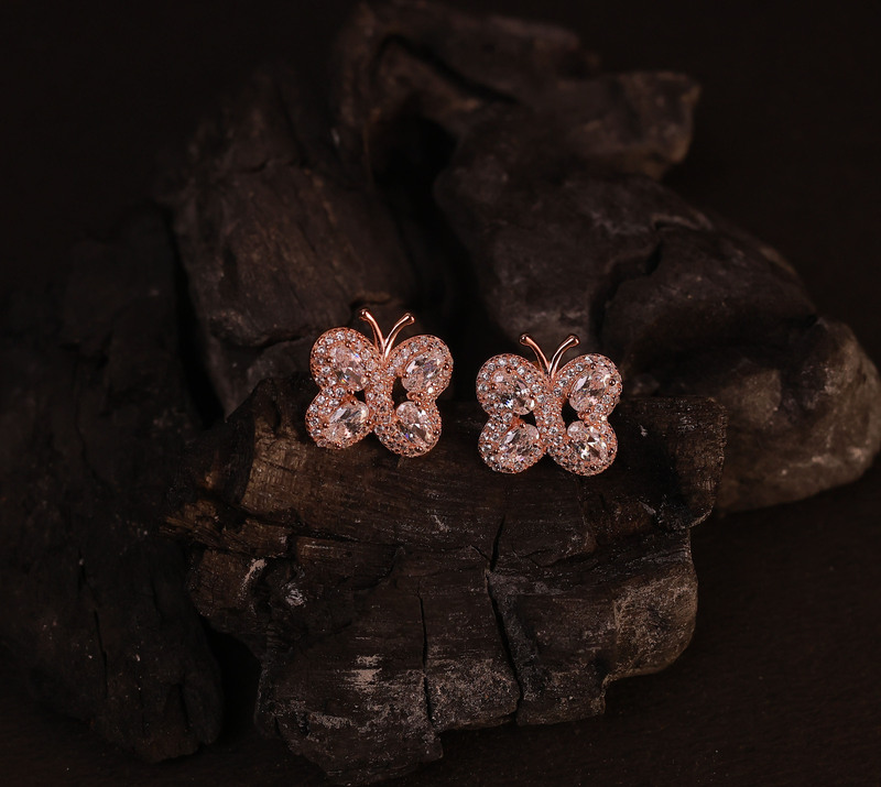 Silver vivi stud with rosegold finish