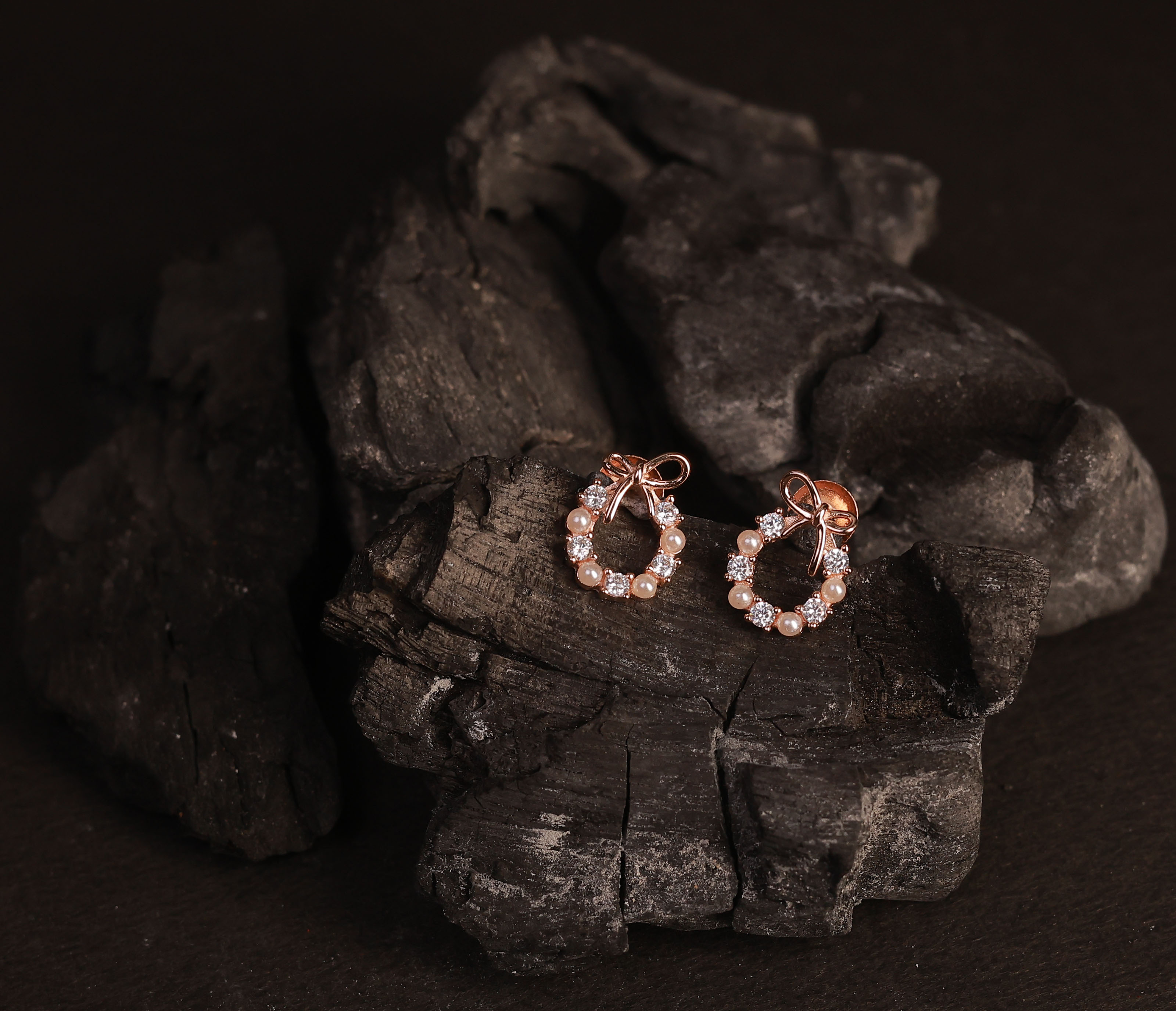 Silver ribbon stud with rosegold finish