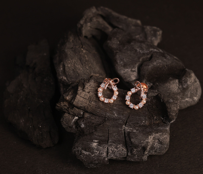 Silver ribbon stud with rosegold finish