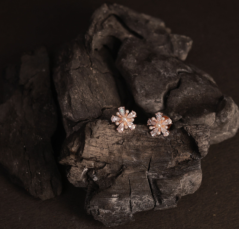 Silver pearl stud with rosegold finish