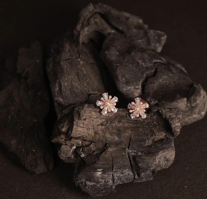 Silver pearl stud with rosegold finish
