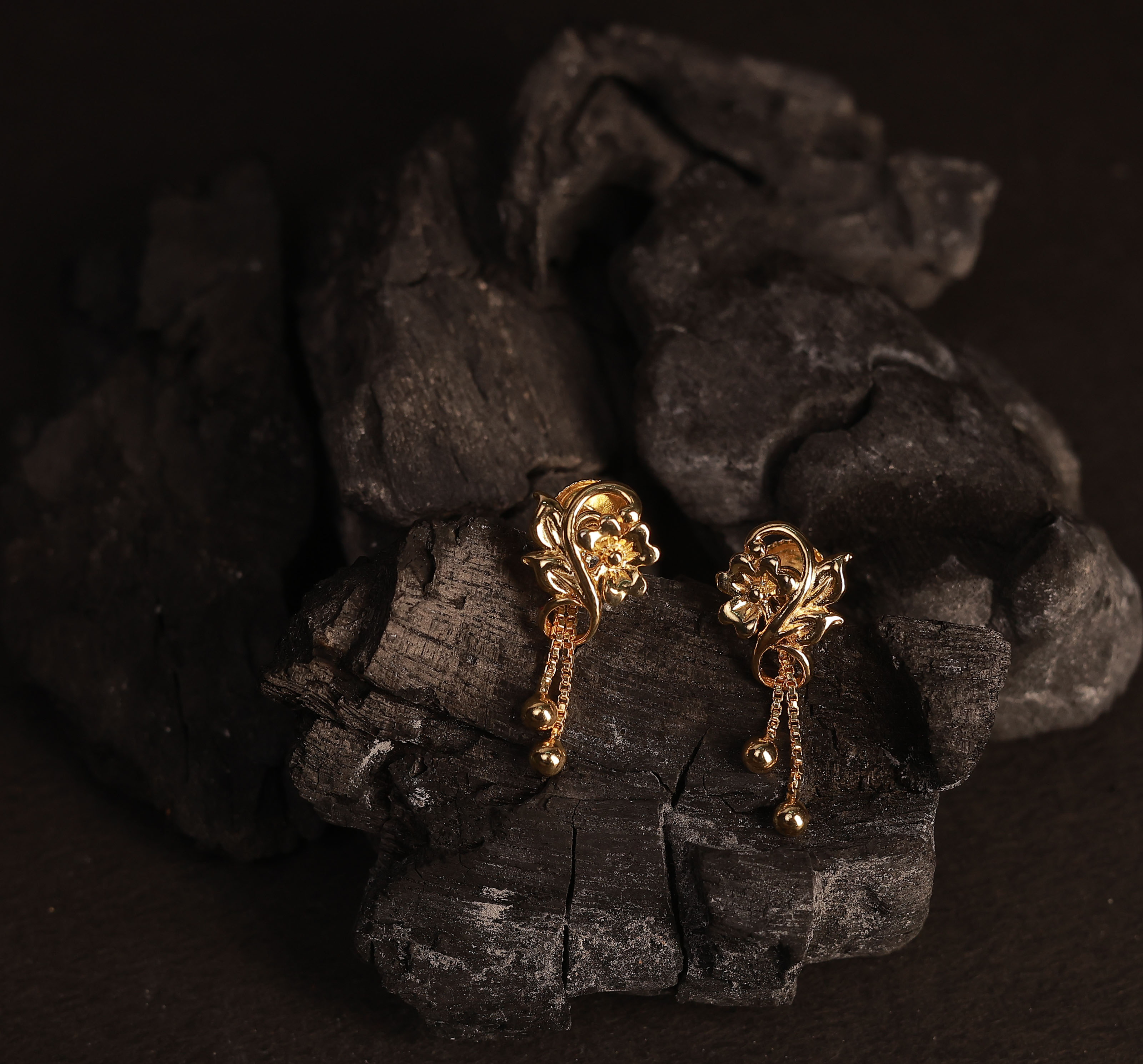 Silver thooriga stud with gold finish