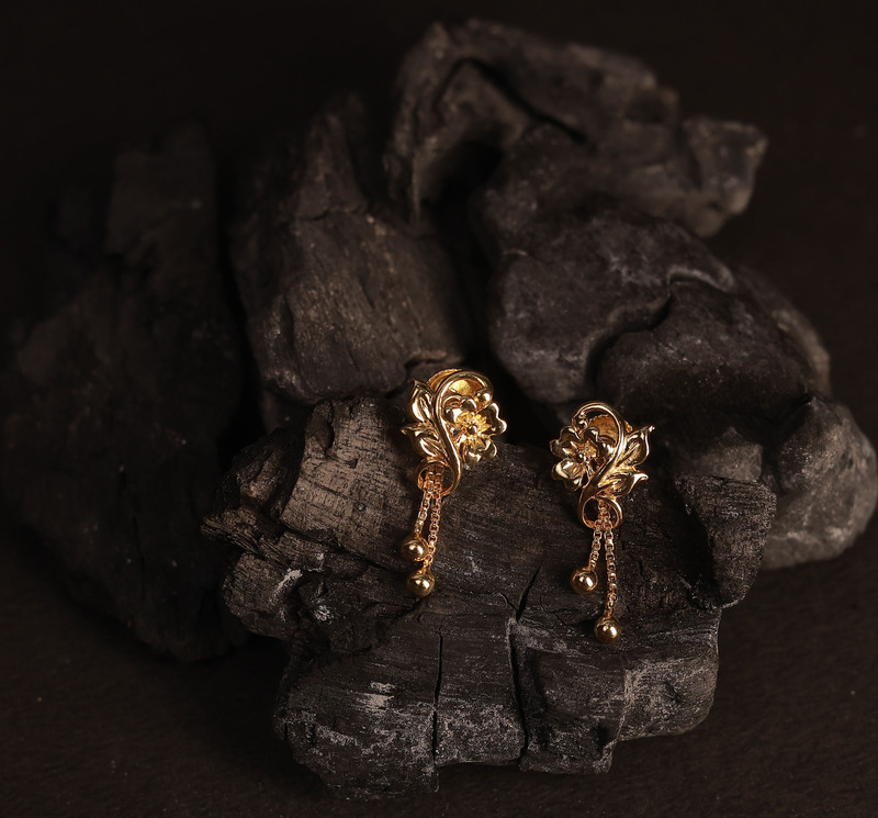 Silver thooriga stud with gold finish