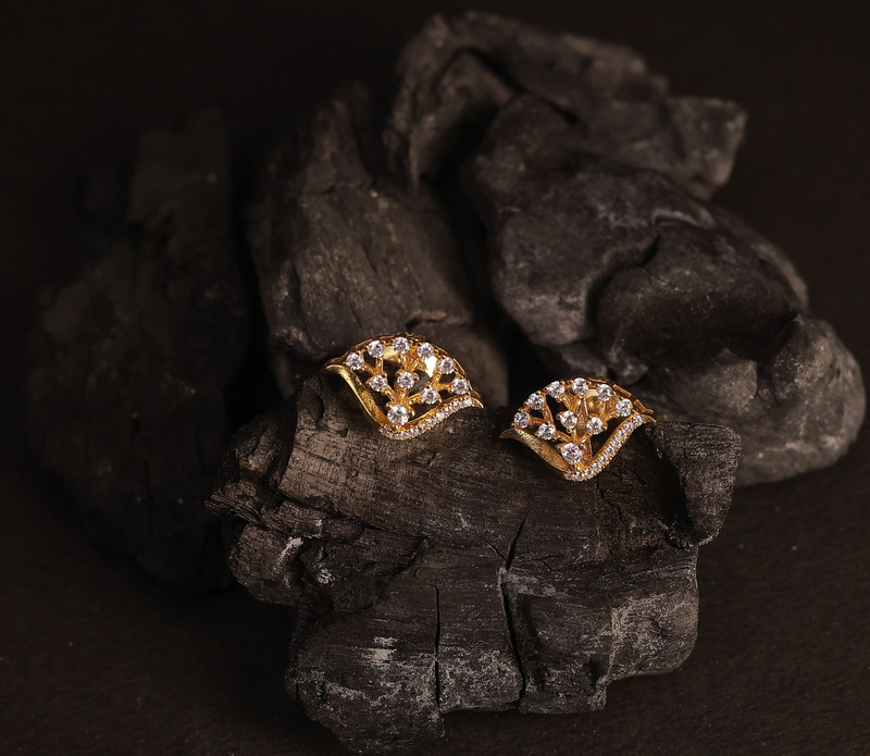 Silver vizhigal stud with gold finish