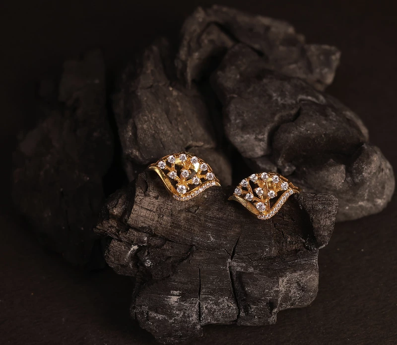 Silver vizhigal stud with gold finish