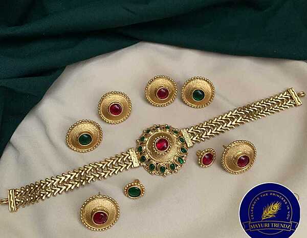 Colour changeable choker set