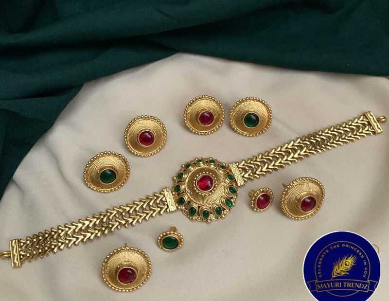 Colour changeable choker set