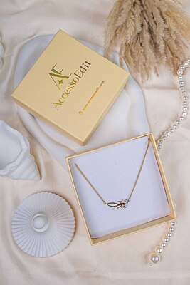 Enamel Leaf Whisper Necklace