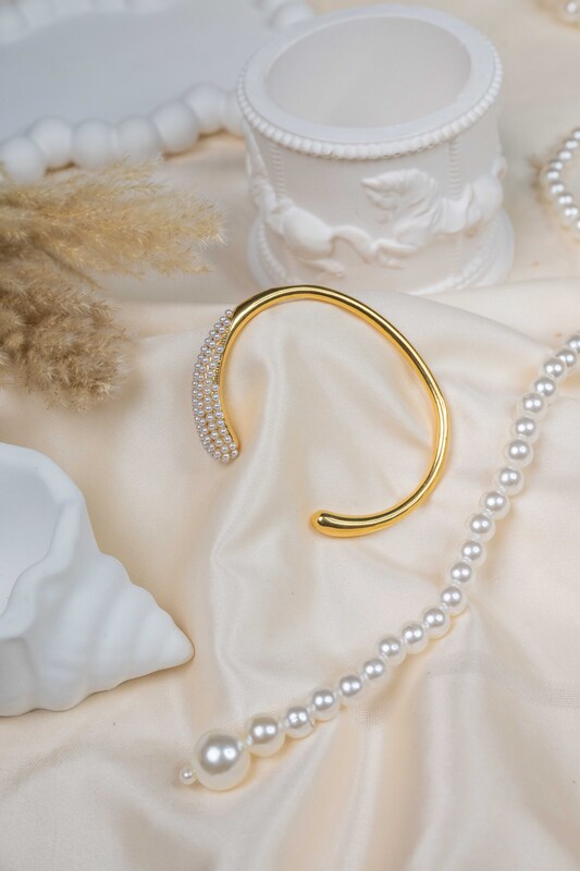 Luxe Serene Pearl Cuff