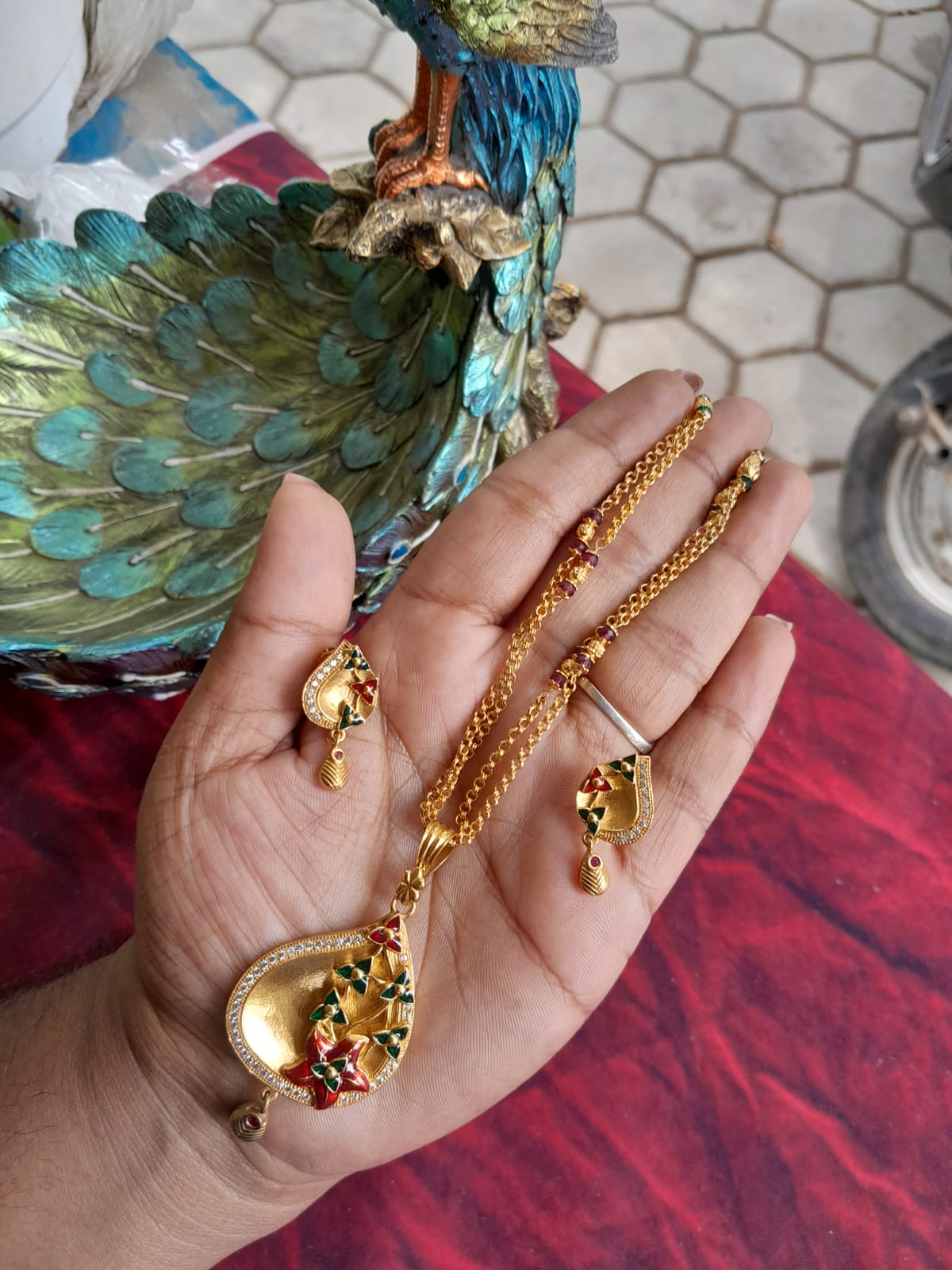 Floral design pendant chain & stud