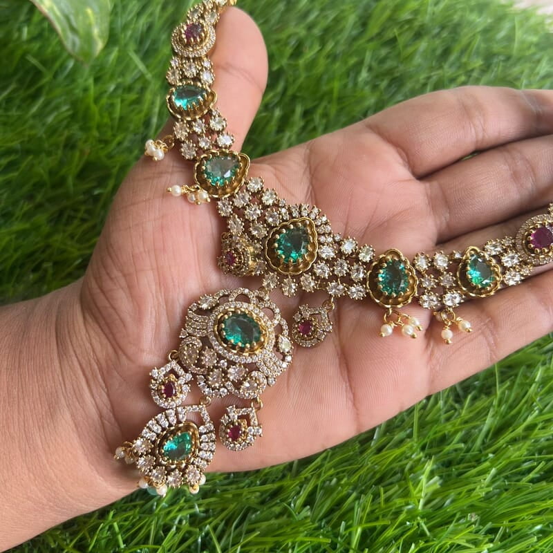 Trendy Victorian neckpiece with Earings