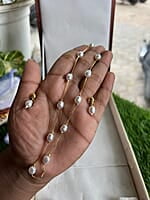 Light look colour with pearl chain