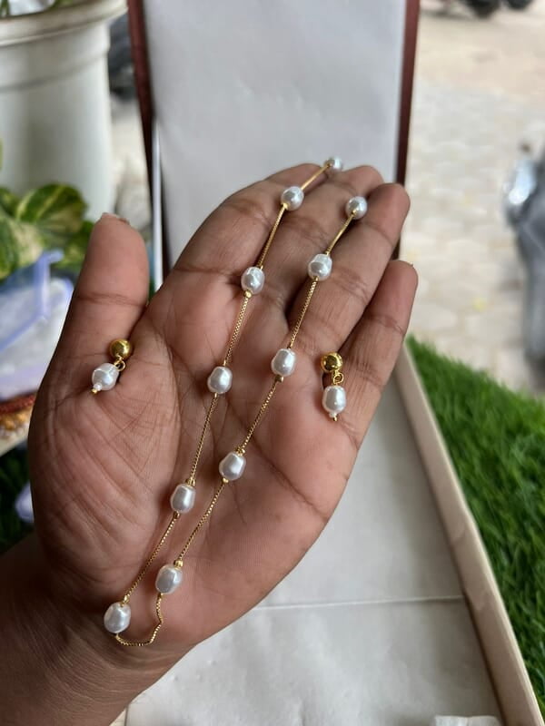 Light look colour with pearl chain