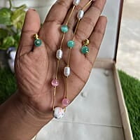 Light look colour with pearl chain