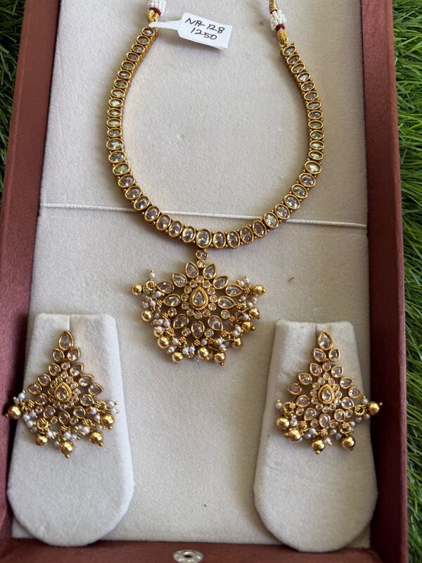 Unique flora design with ad stone pretty neckp[iece