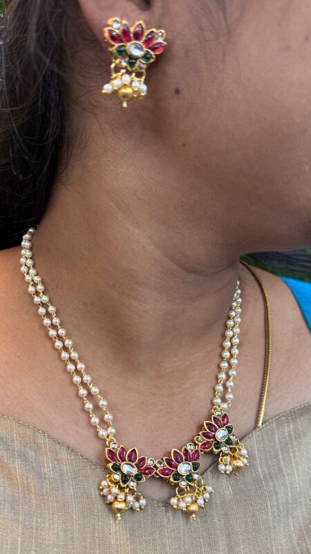 Unique flora design with stone nd pearl chain