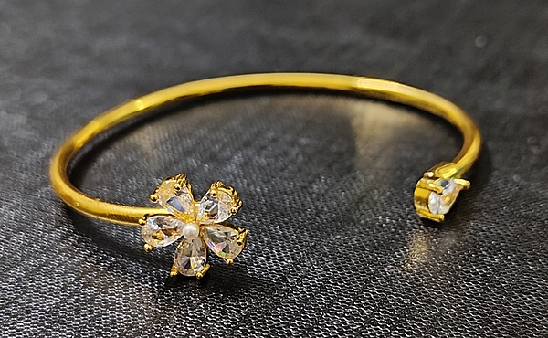 Bracelet Gold Tone Zirconia Five Petals White