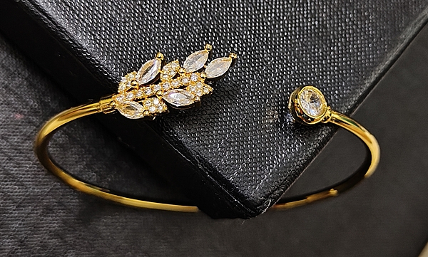 Bracelet Gold Tone Zirconia Leaf White