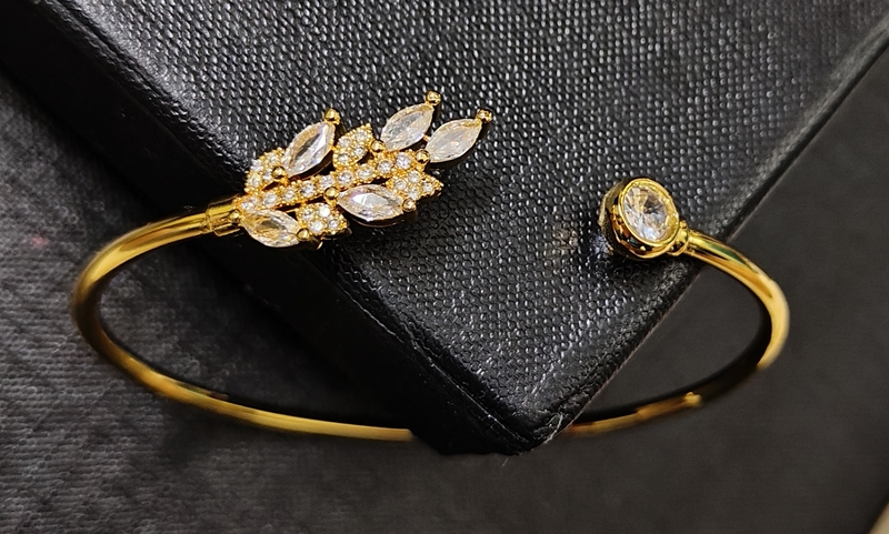 Bracelet Gold Tone Zirconia Leaf White