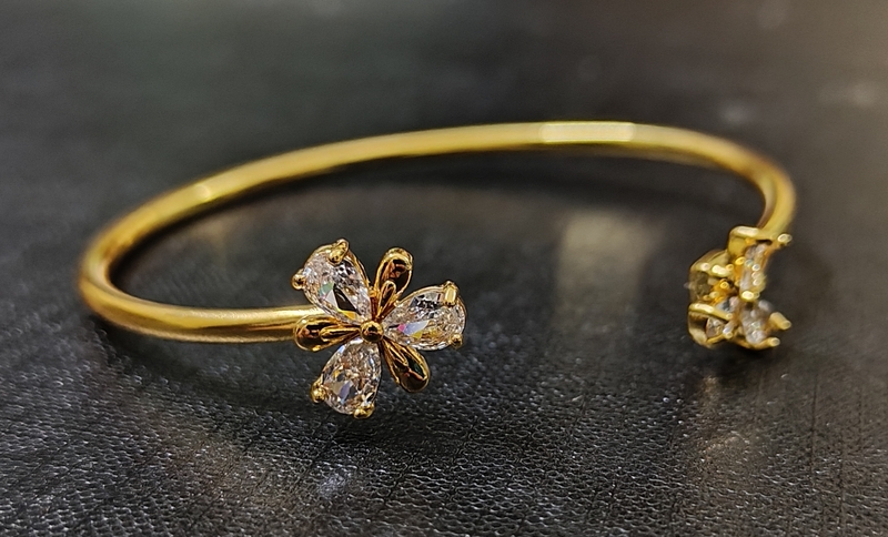 Bracelet Gold Tone Zirconia Three Petal Flower White
