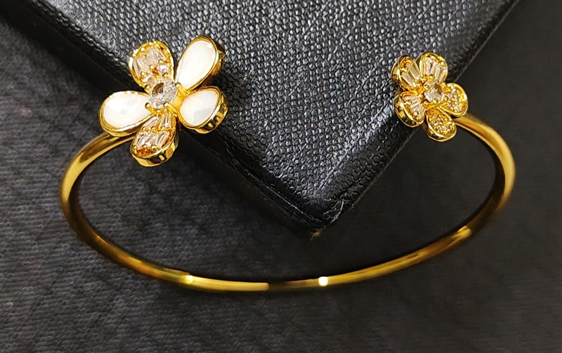 Bracelet Gold Tone Zirconia White Flower MOP