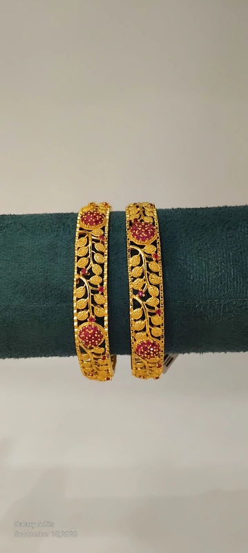 Leaf shaped ruby stone gold bangle