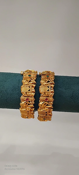 Adjustable bangle with elephant motifs