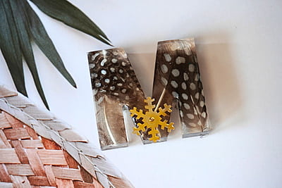 'M' FEATHER MANNIA LETTER KEYCHAIN 'M' FEATHER MANNIA LETTER KEYCHAIN