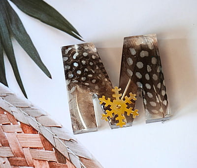 'M' FEATHER MANNIA LETTER KEYCHAIN 'M' FEATHER MANNIA LETTER KEYCHAIN