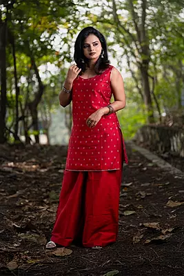 Women Sleeveless Jacquard Short Kurta - Red