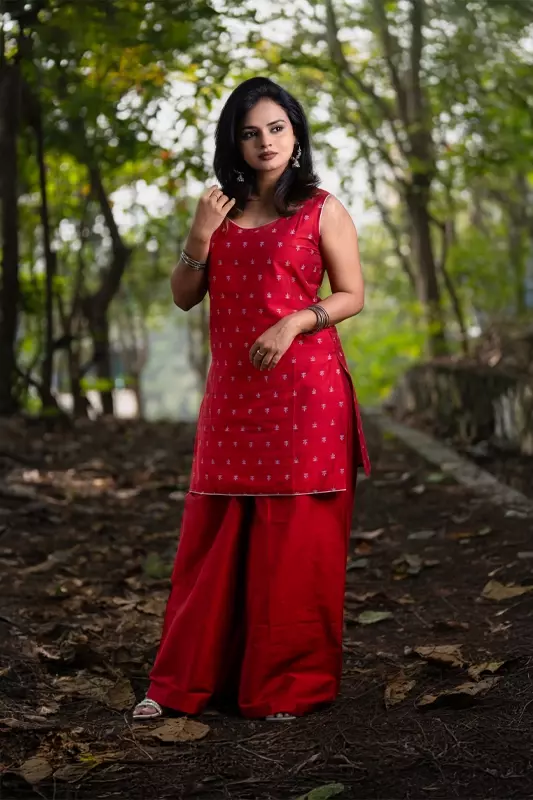 Women Sleeveless Jacquard Short Kurta - Red