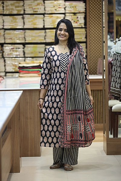 22jb black andbeige printed set