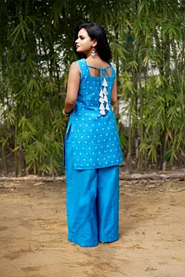 Women Sleeveless Jacquard Short Kurta - Blue