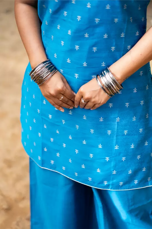 Women Sleeveless Jacquard Short Kurta - Blue