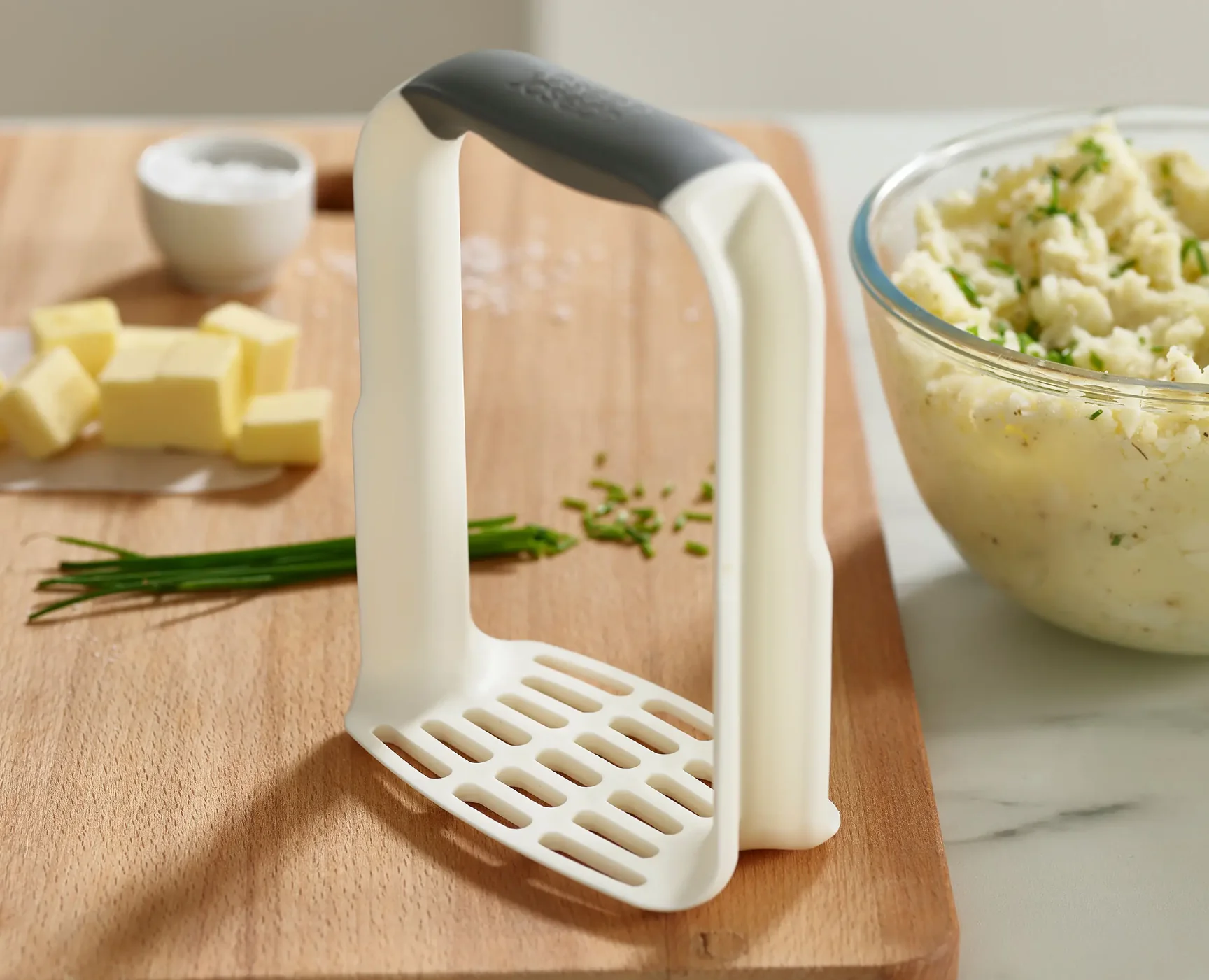 Joseph Joseph Potato Masher 20140 – White Folding Masher with Ergonomic Handle – Heat-Resistant, Compact & Easy-Mash