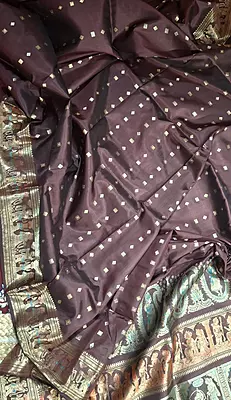 Figurine motif 2000 buta Swarnachari Dark chocolate with golden zari Figurine motif 2000 buta Swarnachari Dark chocolate with golden zari