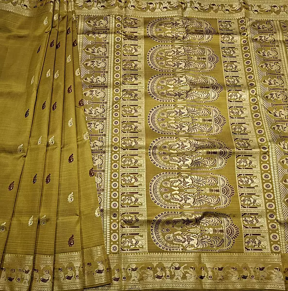 Figure motif Baluchari Color yellowish olive