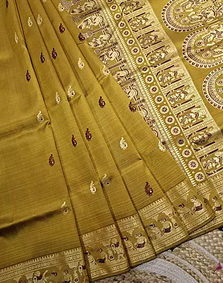 Figure motif Baluchari Color yellowish olive