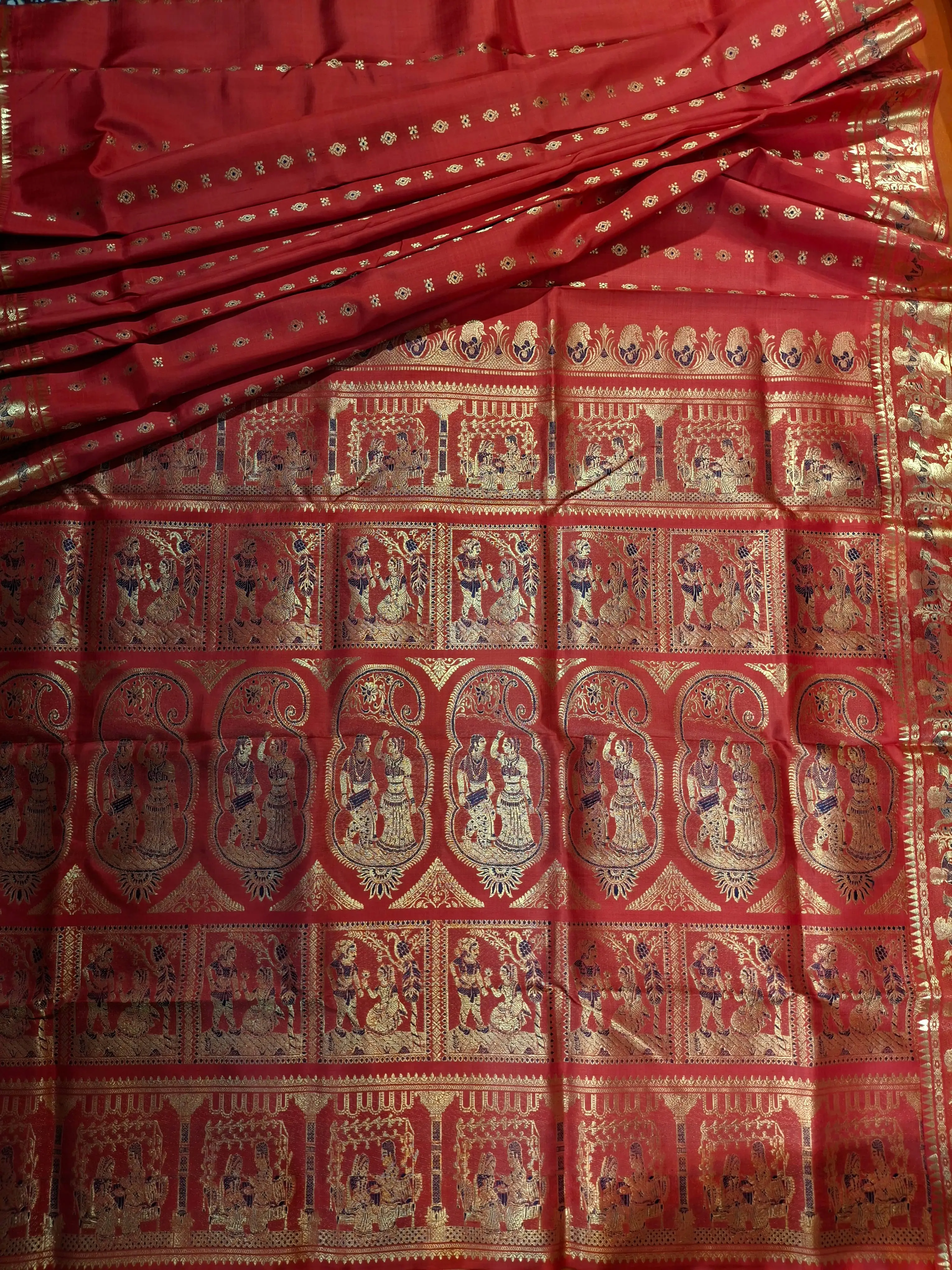 Figurine motif 2000 buta Swarnachari Dark red with golden zari