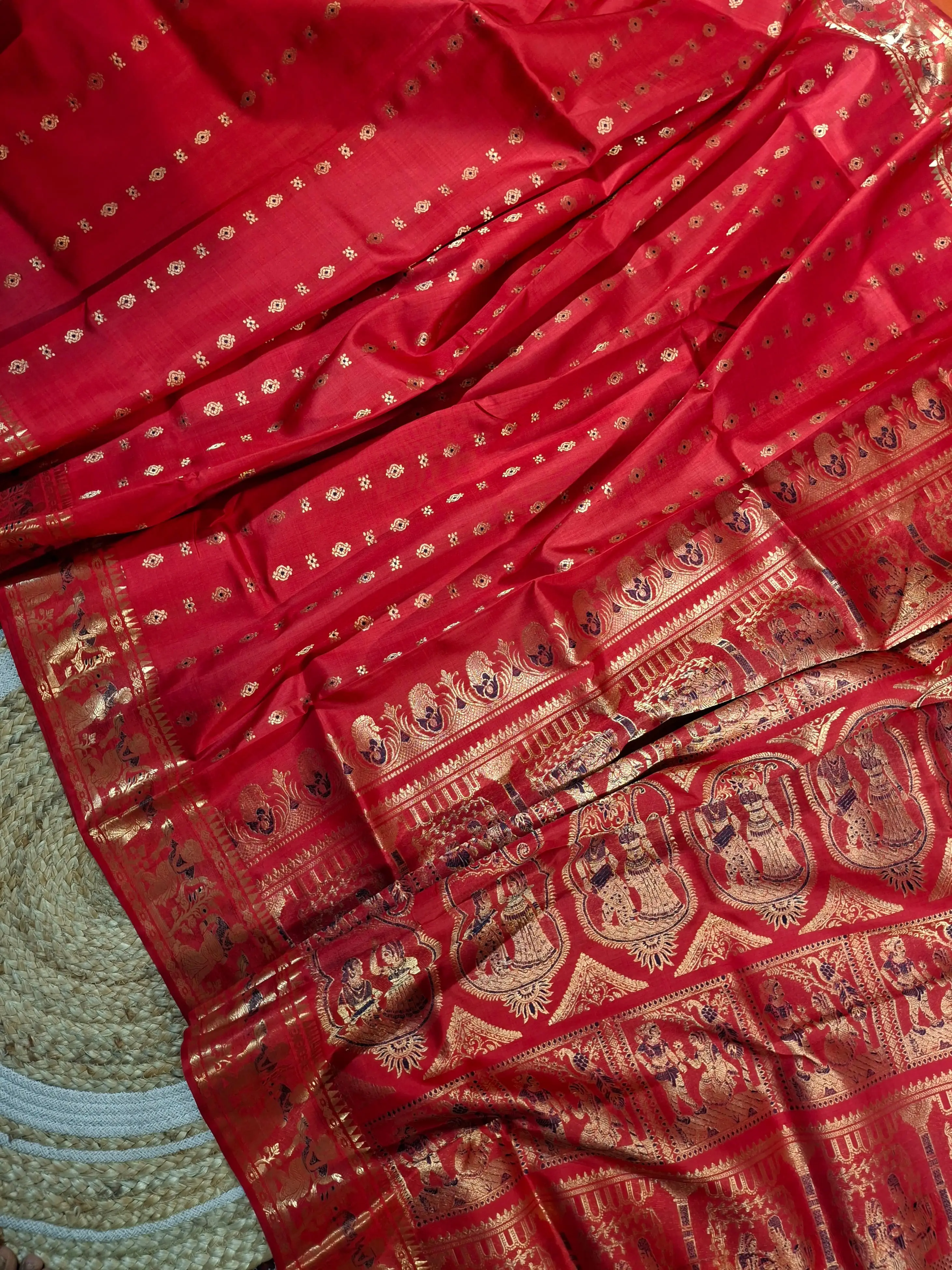 Figurine motif 2000 buta Swarnachari Dark red with golden zari