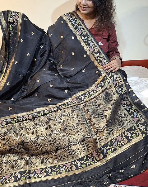 Pure Benarasi Katan Silk Black Saree with Intricate Zari Floral Border – Machine Woven Pure Benarasi Katan Silk Black Saree with Intricate Zari Floral Border – Machine Woven