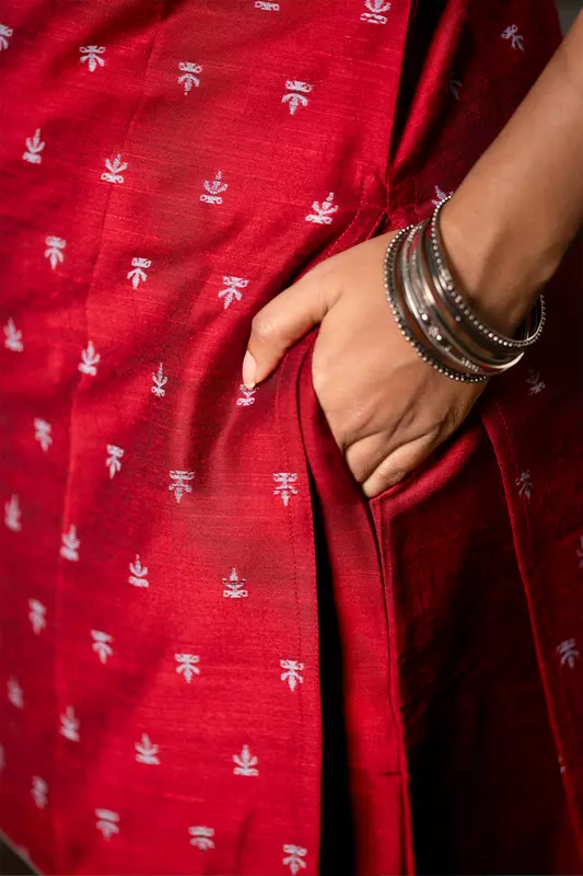 Women Sleeveless Jacquard Short Kurta - Red