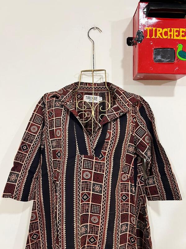 Kavya's High-Low Collared Top - Black & print Lines