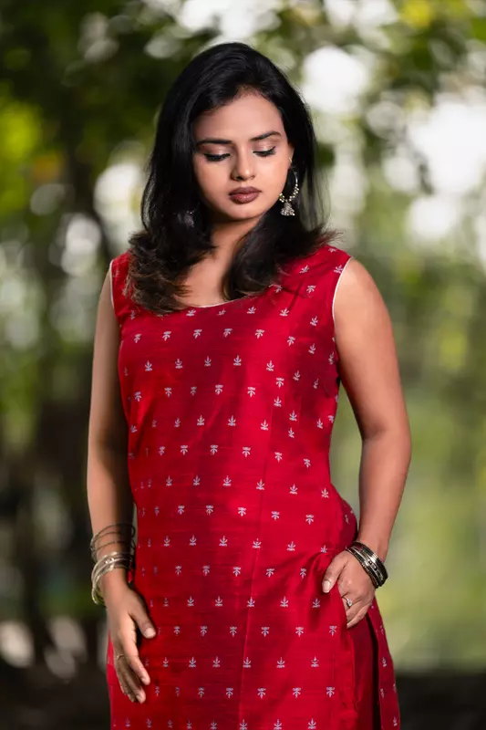 Women Sleeveless Jacquard Short Kurta - Red