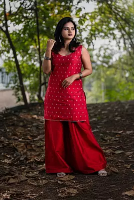 Women Sleeveless Jacquard Short Kurta - Red