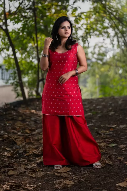 Women Sleeveless Jacquard Short Kurta - Red